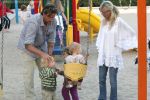 Tori Spelling eating lunch after taking their children to Cross Creek Park Malibu, California - 19.08.09 - IANS-WENN (2).jpg