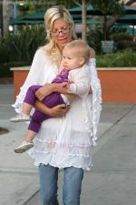 Tori Spelling eating lunch after taking their children to Cross Creek Park Malibu, California - 19.08.09 - IANS-WENN (5).jpg