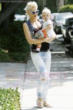 Gwen Stefani and her daughter Zuma goes shopping at Bristol Farms then stop by the park to change Zuma on 22-08-09 (3).jpg
