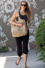 Elizabeth Berkley leaving her yoga class in Hollywood carrying a FEED bag in Los Angeles, California on 26th August 2009 - IANS-WENN (3).jpg
