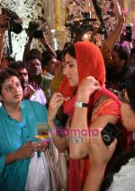 Katrina Kaif seeks ganesha blessings in Girgaum, Mumbai on 26th Aug 2009 (2).JPG