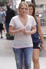 Hilary Duff On The Set Of GOSSIP GIRL in New York City on 26th August 2009 (52).jpg