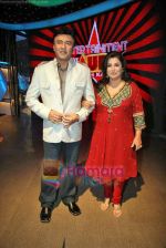 Farah Khan, Anu Malik at Entertainment Ke Liye Aur Bhi Kuch Karega on sets in Yashraj Studios on 13th Sep 2009 (3).JPG