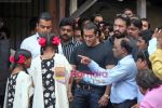 Salman Khan donates food for kids at Dongri remand home in Mumbai on 15th Sep 2009 (15).JPG