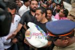 Salman Khan donates food for kids at Dongri remand home in Mumbai on 15th Sep 2009 (23).JPG