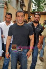 Salman Khan donates food for kids at Dongri remand home in Mumbai on 15th Sep 2009 (44).JPG