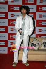 Sonu Nigam to endorse Big FM chillax music in Marimba, Mumbai on 16th Sep 2009 (2).JPG