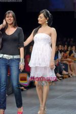 Dia Mirza, Nishka Lulla walk the ramp for Nishka and Neeta Lulla Show on Lakme Fashion Week Day1 on 18th Sep 2009 (154).JPG