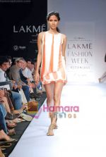 Model walk the ramp for Anand Kabra_s Show on LIFW Day1 on 18th Sep 2009.JPG