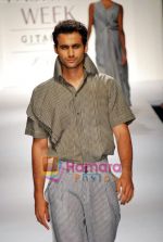 Model walk the ramp for Anuj Sharma_s Show on LIFW Day 2 on 19th Sep 2009 (32).JPG