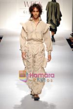 Model walk the ramp for Anuj Sharma_s Show on LIFW Day 2 on 19th Sep 2009 (34).JPG