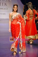 Model walk the ramp for Manish Malhotra_s Show on LIFW Day 2 on 19th Sep 2009 (20).JPG