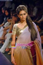 Model walk the ramp for Manish Malhotra_s Show on LIFW Day 2 on 19th Sep 2009 (33).JPG