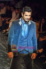 John Abraham walk the ramp for Rocky S_s Show on LIFW Day 3 on 20th Sep 2009 (12).JPG