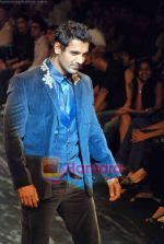 John Abraham walk the ramp for Rocky S_s Show on LIFW Day 3 on 20th Sep 2009 (13).JPG