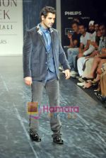 John Abraham walk the ramp for Rocky S_s Show on LIFW Day 3 on 20th Sep 2009 (15).JPG