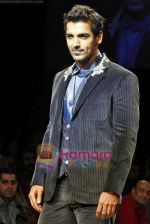 John Abraham walk the ramp for Rocky S_s Show on LIFW Day 3 on 20th Sep 2009 (21).JPG