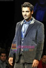 John Abraham walk the ramp for Rocky S_s Show on LIFW Day 3 on 20th Sep 2009 (22).JPG