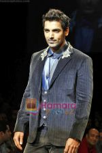 John Abraham walk the ramp for Rocky S_s Show on LIFW Day 3 on 20th Sep 2009 (23).JPG
