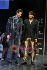 John Abraham walk the ramp for Rocky S_s Show on LIFW Day 3 on 20th Sep 2009 (6).JPG