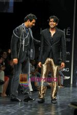 John Abraham walk the ramp for Rocky S_s Show on LIFW Day 3 on 20th Sep 2009 (7).JPG