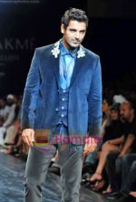 John Abraham walk the ramp for Rocky S_s Show on LIFW Day 3 on 20th Sep 2009 (8).JPG