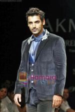 John Abraham walk the ramp for Rocky S_s Show on LIFW Day 3 on 20th Sep 2009 (96).JPG