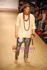 Model walk the ramp for Krishna Mehta_s Show on LIFW Day 3 on 20th Sep 2009 (5).JPG