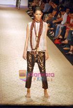 Model walk the ramp for Krishna Mehta_s Show on LIFW Day 3 on 20th Sep 2009 (6).JPG