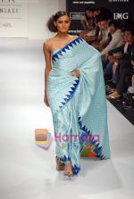 Model walk the ramp for Anupama Dayal_s Show on LIFW Day 4 on 21st Sep 2009 (18).JPG
