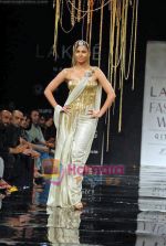 Lara Dutta walk the ramp for Rakesh Aggarwal_s Show on LIFW Day 5 on 22nd Sep 2009 (8).JPG