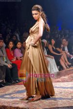 Model walk the ramp for Tarun Tahiliani_s Show on LIFW Day 5 on 22nd Sep 2009 (16).JPG