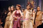 Model walk the ramp for Tarun Tahiliani_s Show on LIFW Day 5 on 22nd Sep 2009 (57).JPG