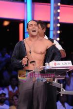 Salman Khan goes Topless for Do Knot Disturb (3).JPG
