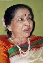 Asha Bhosle at book launch on Smita Patil in Dinanath Mangeshkar Hall on 24th Sep 2009 (46).JPG