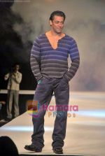 Salman Khan walk the ramp for Guru brand in Taj Land_s End on 25th Sep 2009 (11).JPG