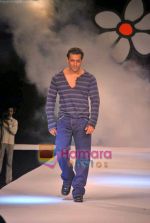 Salman Khan walk the ramp for Guru brand in Taj Land_s End on 25th Sep 2009 (9).JPG