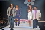 Salman Khan, Lara Dutta walk the ramp for Guru brand in Taj Land_s End on 25th Sep 2009 (2).JPG