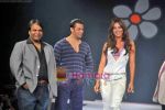 Salman Khan, Lara Dutta walk the ramp for Guru brand in Taj Land_s End on 25th Sep 2009 (3).JPG