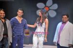 Salman Khan, Lara Dutta walk the ramp for Guru brand in Taj Land_s End on 25th Sep 2009 (51).JPG