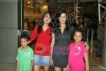  Aditi Govitrikar, Mini Mathur at Puma Gini and Jony Kids wear launch in Oberoi Mall on 30th Sep 2009 (4).JPG