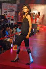 Model walk the ramp for Sobo show in Heera Panna on 3rd Oct 2009 (16).JPG