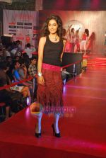 Model walk the ramp for Sobo show in Heera Panna on 3rd Oct 2009 (19).JPG