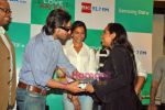 Saif Ali Khan, Deepika Padukone meet Love Aaj Kal Bigadda contest winners in Bandra, Mumbai on 8th Oct 2009 (13).JPG