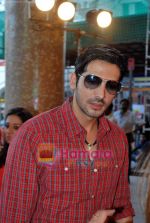 Zayed Khan at the launch of Light of Light NGO in Phoenix Mall on 10th Oct 2009 (4).JPG