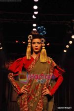 Model walk the ramp for Varun Bahl Show on day 3 of HDIL on 14th Oct 2009.JPG
