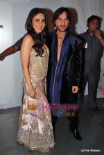 Saif Ali Khan, Kareena Kapoor at Manish malhotra Show on day 3 of HDIL on 14th Oct 2009 (6).JPG