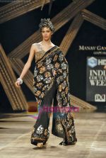 Model walk the ramp for Manav Gangwani at HDIL India Couture Week, Grand Hyatt, Mumbai on 15th  Oct 2009 (21).JPG