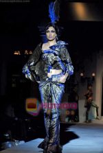 Model walk the ramp for Suneet Varma Show at HDIL India Couture Week, Grand Hyatt, Mumbai on 15th Oct 2009 (22).JPG