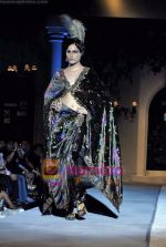 Model walk the ramp for Suneet Varma Show at HDIL India Couture Week, Grand Hyatt, Mumbai on 15th Oct 2009 (25).JPG